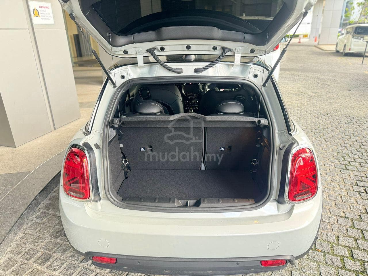 2022 MINI Cooper Cooper SE 3 Door — photo 12