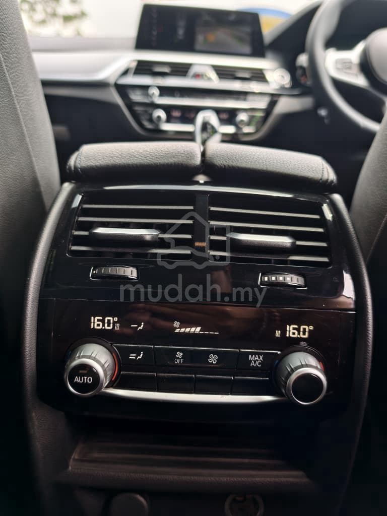 2017 BMW 530i M Sport — photo 20