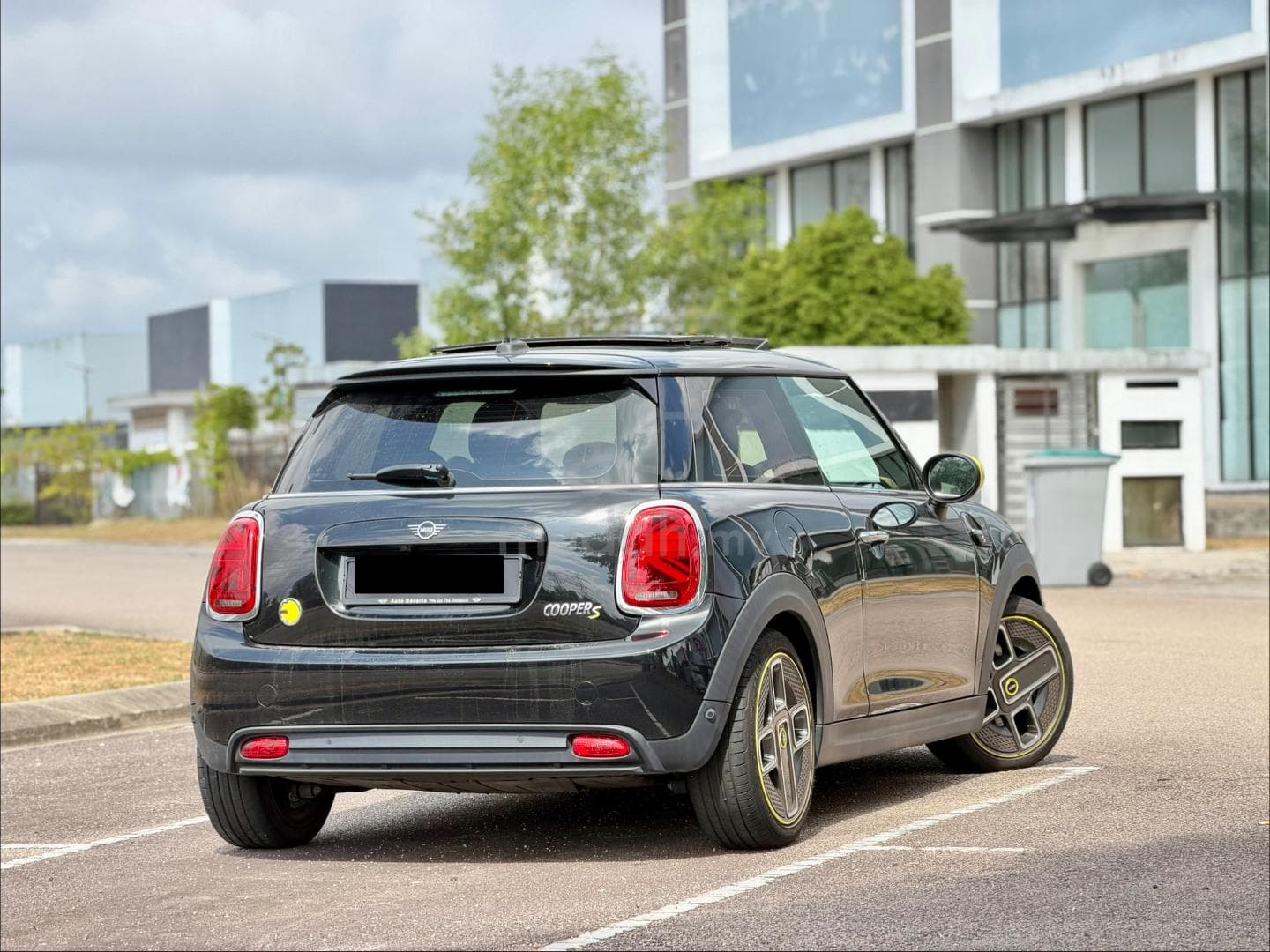 2022 MINI Cooper Cooper SE 3 Door — photo 2